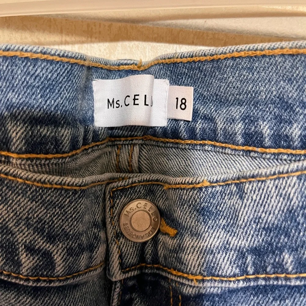 Ms. CELLO High Rise Mom Jeans - Picture 3 of 5